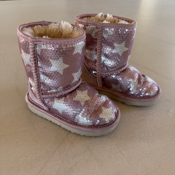 UGG Toddler Classic Short II Sequin Star Boots Pink Crystal | Girls Size 8 - Picture 2 of 9